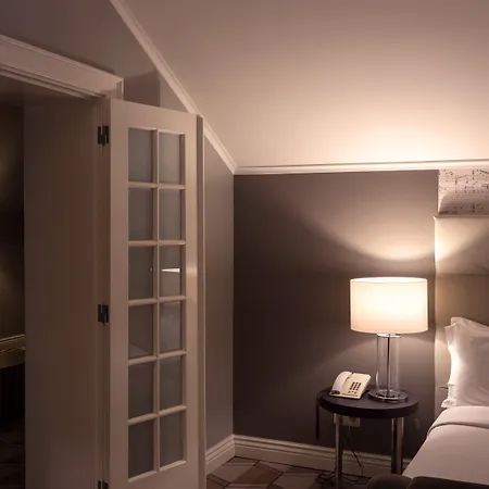 ドゥ コレヒオ ホテル 4*